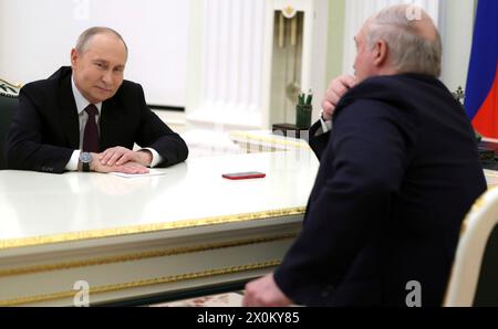 Moscou, Russie. 12 avril 2024. Le président russe Vladimir Poutine, à gauche, et le président biélorusse Alexandre Loukachenko, souhaitent à la famille Pyak, éleveur de rennes héréditaire, un joyeux 50e anniversaire de mariage du Grand Palais du Kremlin, le 12 avril 2024 à Moscou, Russie. Crédit : Gavriil Grigorov/Kremlin Pool/Alamy Live News Banque D'Images