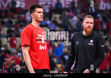 Pirée, Grèce. 12 avril 2024. 30 Filip Petrusev avec 17 Ignas Brazdeikis de l'Olympiacos Piraeus sur le banc lors de l'Euroleague, Round 34, match entre l'Olympiacos Piraeus et Fenerbahce Beko Istanbul au Peace & Friendship Stadium le 12 avril 2024, au Pirée, Grèce. Crédit : Agence photo indépendante/Alamy Live News Banque D'Images