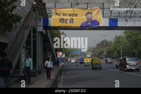 NEW DELHI, INDE - 12 AVRIL : le parti de l'AAP a placé une grande prison de lecture de palissade Ka Jawaab vote se as Arvind Kejriwal en détention judiciaire à ITO Foot Over Bridge lors d'une manifestation le 12 avril 2024 à New Delhi, en Inde. L'idée derrière le nouveau slogan est de garder la question vivante et d'espérer traduire la sympathie que les citoyens peuvent avoir pour le ministre en chef en votes pour le parti. (Photo par Vipin Kumar/Hindustan Times/Sipa USA) *** local légende *** NEW DELHI, INDE - 12 AVRIL : le parti AAP a mis une grande prison de lecture de réserve Ka Jawaab vote se comme Arvind Kejriwal en détention judiciaire à ITO pied sur le pont d Banque D'Images