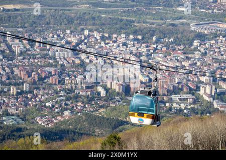 Vue aérienne de la ville européenne de Skopje, la télécabine menant à l'attraction Millennium Cross Banque D'Images