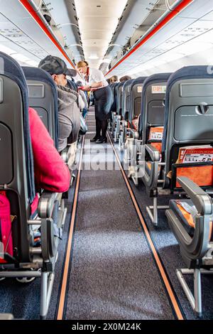 Regardez vers l'avant le long de l'allée d'un avion sur un vol EasyJet Banque D'Images