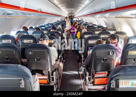 Regardez vers l'avant le long de l'allée d'un avion sur un vol EasyJet Banque D'Images