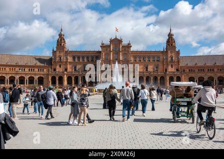 Séville, Espagne - 3 mars 2024 : vue panoramique sur la Plaza de España à Séville, Andalousie, Espagne Banque D'Images
