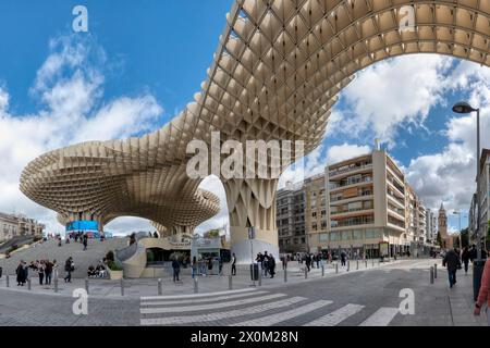 Séville, Espagne - 10 mars 2024 : vue de la structure connue sous le nom de Las Setas, (les champignons), située sur la Plaza de la Encarnación à Séville, Andalus Banque D'Images