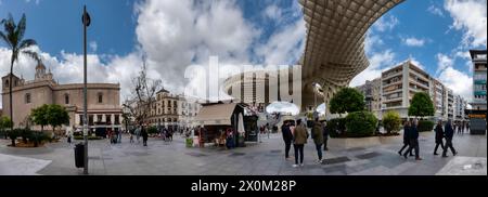 Séville, Espagne - 10 mars 2024 : vue de la structure connue sous le nom de Las Setas, (les champignons), située sur la Plaza de la Encarnación à Séville, Andalus Banque D'Images