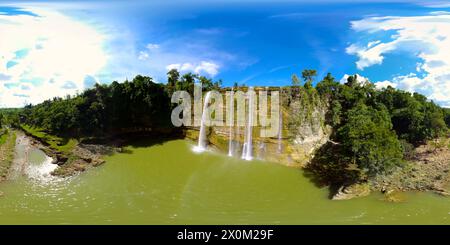 Belle cascade dans la jungle. Niludhan Falls. Negros, Philippines. Vue à 360 degrés. Banque D'Images