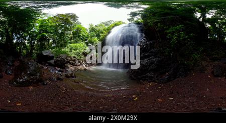 Belle cascade dans la forêt tropicale. Palawan, Philippines, Balabac. 360 panorama VR. Banque D'Images