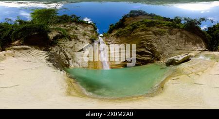 Une cascade tropicale dans un canyon de montagne. DAO Falls. Philippines. 360 panorama VR. Banque D'Images