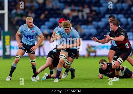 Sydney, Australie. 12 avril 2024. Ned Hanigan des Waratahs est attaqué lors du match Super Rugby Pacific 2024 Rd8 entre les Waratahs et les Crusaders à l'Allianz Stadium le 12 avril 2024 à Sydney, Australie crédit : IOIO IMAGES/Alamy Live News Banque D'Images