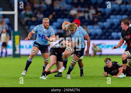 Sydney, Australie. 12 avril 2024. Ned Hanigan des Waratahs est attaqué lors du match Super Rugby Pacific 2024 Rd8 entre les Waratahs et les Crusaders à l'Allianz Stadium le 12 avril 2024 à Sydney, Australie crédit : IOIO IMAGES/Alamy Live News Banque D'Images