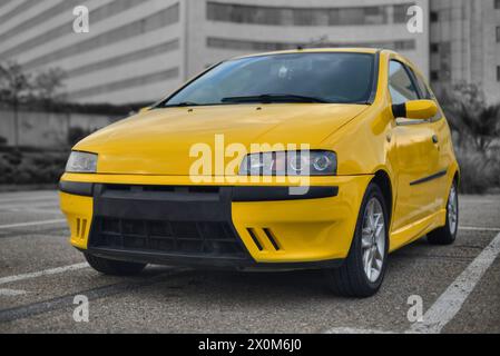 Une voiture de sport italienne jaune à hayon Banque D'Images