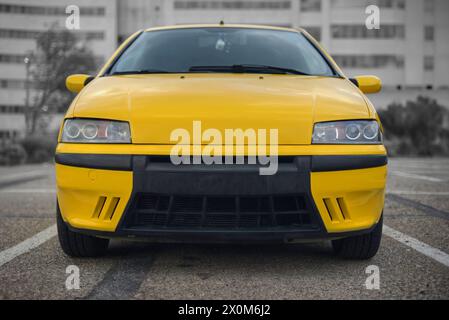 Photo frontale d'une voiture sport italienne jaune à hayon Banque D'Images