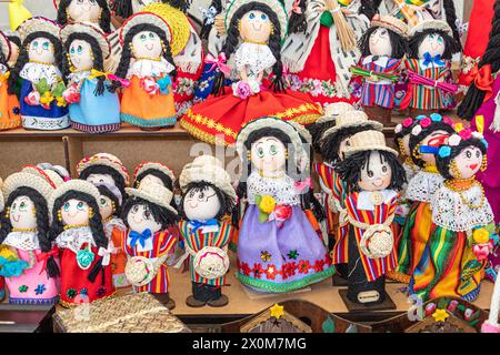 Poupées souvenirs faites à la main dans les vêtements brodés traditionnels, ponchos et chapeaux de paille de la ville de Cuenca et de la province d'Azuay. Équateur. Souvenir Banque D'Images