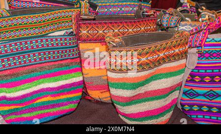 Sacs au crochet en fibre de palmier naturelle avec garnitures textiles ornementales, fabriqués à la main par des artisans de la province d'Imbabura en Équateur. Marché artisanal ouvert Banque D'Images