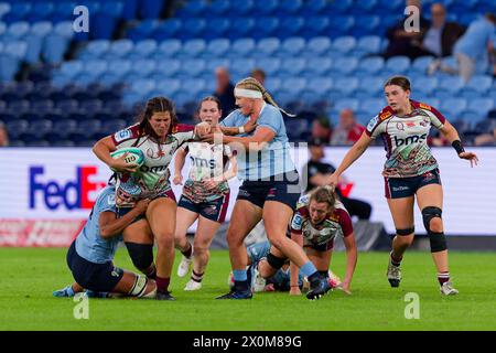 Sydney, Australie. 12 avril 2024. Charli Jacoby des Reds est attaquée lors du match de Super Rugby féminin Rd5 2024 entre les Waratahs et les Reds au stade Allianz le 12 avril 2024 à Sydney, Australie crédit : IOIO IMAGES/Alamy Live News Banque D'Images