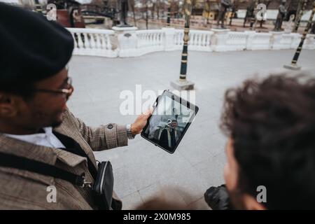 Deux jeunes entrepreneurs s’engagent avec une tablette numérique dans un environnement urbain, incarnant l’innovation et la connectivité. Banque D'Images