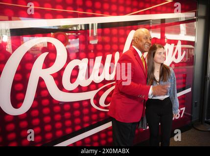 Maryland Heights, États-Unis. 16 avril 2024. Ancien Louis Cardinals Shortstop et membre du National Baseball Hall of Fame Ozzie Smith, pose pour des photos avec les fans venus pour l'ouverture du Rawlings Experience Store à Westport Plaza à Maryland Heights, Missouri le vendredi 12 avril 2024. Le magasin est le premier magasin pour Rawlings, avec des chauves-souris, des balles et des gants ainsi qu'une exposition de ceux qui ont remporté des Gold Glove Awards depuis 1958. Le prix est décerné à certains des plus grands joueurs défensifs du jeu. Photo de Bill Greenblatt/UPI crédit : UPI/Alamy Live News Banque D'Images