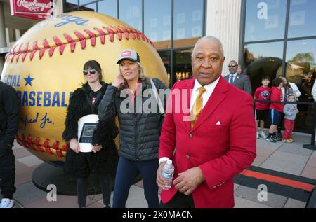 Ancien Louis Cardinals Shortstop et membre du National Baseball Hall of Fame Ozzie Smith, passe devant un ballon de baseball Rawlings surdimensionné pour les cérémonies d'ouverture du magasin Rawlings Experience Store à Westport Plaza à Maryland Heights, Missouri, le vendredi 12 avril 2024. Le magasin est le premier magasin pour Rawlings, avec des chauves-souris, des balles et des gants ainsi qu'une exposition de ceux qui ont remporté des Gold Glove Awards depuis 1958. Le prix est décerné à certains des plus grands joueurs défensifs du jeu. Photo de Bill Greenblatt/UPI Banque D'Images