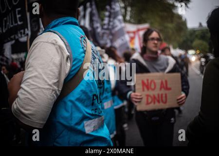 Buenos Aires, Buenos Aires, Argentine. 12 avril 2024. La femme tient un panneau qui dit ''non au Décret de nécessité et d'urgence (DNU)''. Le 21 décembre 2023, Javier Milei a signé un Décret de nécessité et d’urgence (DNU) entré en vigueur le 2 janvier et visant à déréglementer l’économie, abroger des centaines de lois et faire avancer’’’’’ entre autres’’’ sur les droits du travail. (Crédit image : © Daniella Fernandez Realin/ZUMA Press Wire) USAGE ÉDITORIAL SEULEMENT! Non destiné à UN USAGE commercial ! Banque D'Images