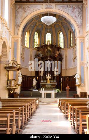 Weinheim, Allemagne - 19 mai 2021 : à l'intérieur du lieu catholique Église Laurentius à Weinheim, Allemagne. Banque D'Images