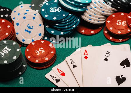quatre d'une sorte d'as au poker sur la table de jeu avec des jetons dans le casino gros plan Banque D'Images