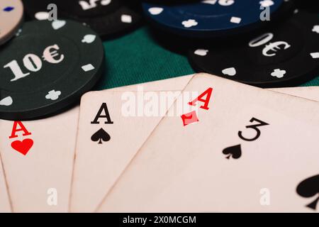 cartes de poker avec as et jetons de jeu sur la table verte dans le casino gros plan Banque D'Images