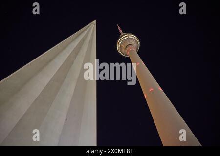 Berlin, Allemagne. 13 avril 2024. Vue de la tour de télévision tôt le matin. Crédit : Joerg Carstensen/dpa/Alamy Live News Banque D'Images