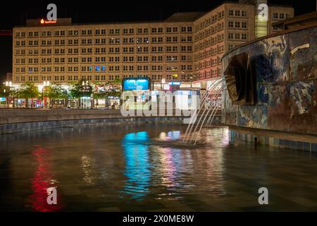 Berlin, Allemagne. 13 avril 2024. Vue tôt le matin de la fontaine sur Alexanderplatz. Crédit : Joerg Carstensen/dpa/Alamy Live News Banque D'Images