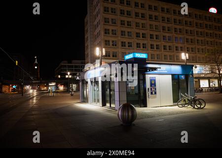 Berlin, Allemagne. 13 avril 2024. Vue tôt le matin du poste de police sur Alexanderplatz. Crédit : Joerg Carstensen/dpa/Alamy Live News Banque D'Images