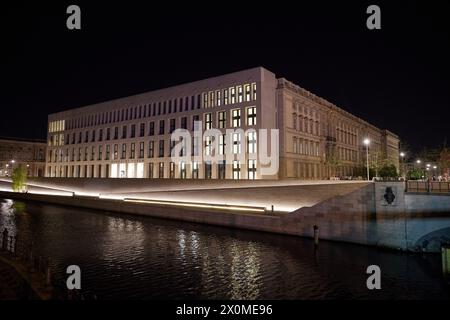 Berlin, Allemagne. 13 avril 2024. Vue tôt le matin du Forum Humboldt. Crédit : Joerg Carstensen/dpa/Alamy Live News Banque D'Images