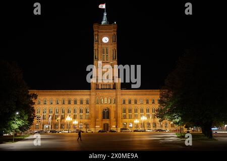 Berlin, Allemagne. 13 avril 2024. Vue tôt le matin sur les Rotes Rathaus. Crédit : Joerg Carstensen/dpa/Alamy Live News Banque D'Images