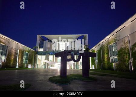 Berlin, Allemagne. 13 avril 2024. Vue tôt le matin de la Chancellerie fédérale. Crédit : Joerg Carstensen/dpa/Alamy Live News Banque D'Images