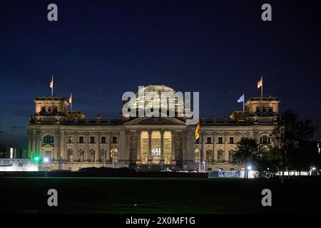 Berlin, Allemagne. 13 avril 2024. Vue tôt le matin du bâtiment Reichstag. Crédit : Joerg Carstensen/dpa/Alamy Live News Banque D'Images