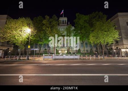 Berlin, Allemagne. 13 avril 2024. Vue tôt le matin de l'ambassade de Russie. Crédit : Joerg Carstensen/dpa/Alamy Live News Banque D'Images