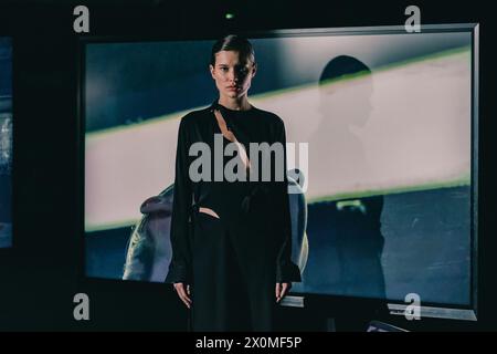 28 février 2024, Paris, ®le-de-France, France : un mannequin marche sur la piste du défilé Boyarovskaya pendant la Fashion week AW24 à Paris. La collection fusionne une palette riche et énigmatique avec des silhouettes épurées et des designs avant-gardistes. Il met en valeur une harmonie de textures, des coupes audacieuses et des détails différents. (Crédit image : © Lara Hauser/SOPA images via ZUMA Press Wire) USAGE ÉDITORIAL SEULEMENT! Non destiné à UN USAGE commercial ! Banque D'Images