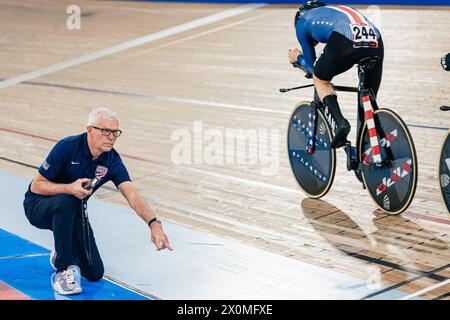 Milton, Canada. 12 avril 2024. Photo par Alex Whitehead/SWpix.com - 12/04/2024 - cyclisme - Coupe des Nations Tissot UCI Track - 3e manche : Milton - Centre national de cyclisme Mattamy, Milton, Ontario, Canada - qualification de poursuite par équipe féminine - entraîneur des États-Unis Gary Sutton crédit : SWpix/Alamy Live News Banque D'Images