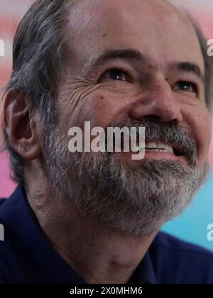 Mexico, Mexique. 12 avril 2024. Juan Villoro signe des livres au Centre National des Arts de Mexico, à l'occasion de l'annonce de son travail ''Hotel Nirvana'', qu'il a écrit sous la direction d'Antonio Castro. (Photo de Gerardo Vieyra/NurPhoto)0 crédit : NurPhoto SRL/Alamy Live News Banque D'Images