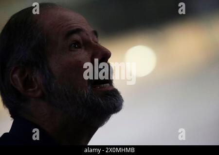 Mexico, Mexique. 12 avril 2024. Juan Villoro signe des livres au Centre National des Arts de Mexico, à l'occasion de l'annonce de son travail ''Hotel Nirvana'', qu'il a écrit sous la direction d'Antonio Castro. (Photo de Gerardo Vieyra/NurPhoto)0 crédit : NurPhoto SRL/Alamy Live News Banque D'Images