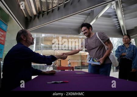 Mexico, Mexique. 12 avril 2024. Juan Villoro signe des livres au Centre National des Arts de Mexico, à l'occasion de l'annonce de son travail ''Hotel Nirvana'', qu'il a écrit sous la direction d'Antonio Castro. (Photo de Gerardo Vieyra/NurPhoto)0 crédit : NurPhoto SRL/Alamy Live News Banque D'Images