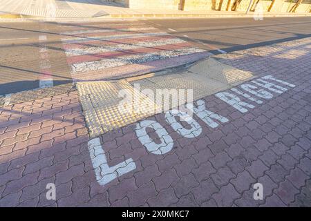 Valletta, Malte, 3 avril 2024. le panneau indiquant de regarder à droite en traversant une route dans le centre-ville Banque D'Images