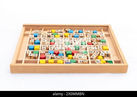 Petits cubes en bois avec des alphabets dans une boîte isolée sur fond blanc Banque D'Images