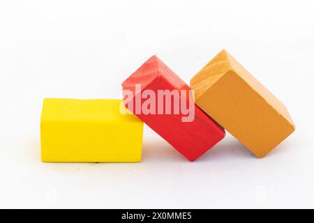 Blocs de domino en bois colorés isolés sur fond blanc. Copier l'espace pour le texte Banque D'Images