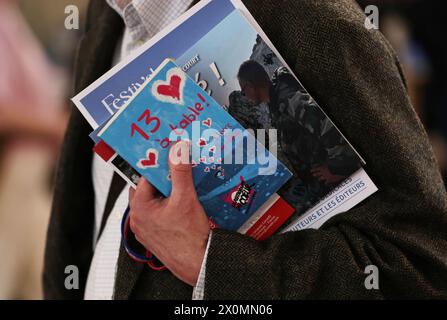 Paris, France. 12 avril 2024. Un visiteur détient des livres au Festival du livre de Paris 2024 à Paris, France, le 12 avril 2024. Le festival du livre a ouvert vendredi et durera trois jours ici. Crédit : Gao Jing/Xinhua/Alamy Live News Banque D'Images