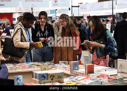 Paris, France. 12 avril 2024. Les gens visitent le Festival du livre de Paris 2024 à Paris, France, le 12 avril 2024. Le festival du livre a ouvert vendredi et durera trois jours ici. Crédit : Gao Jing/Xinhua/Alamy Live News Banque D'Images