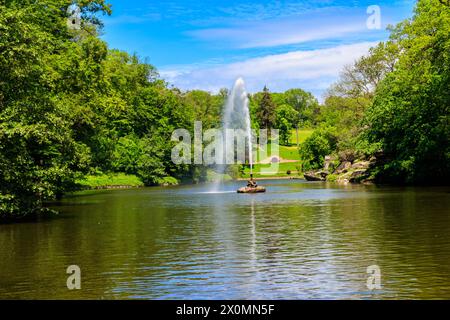 Vue sur un lac avec fontaine de serpent dans le parc Sofiyivka à Uman, Ukraine Banque D'Images