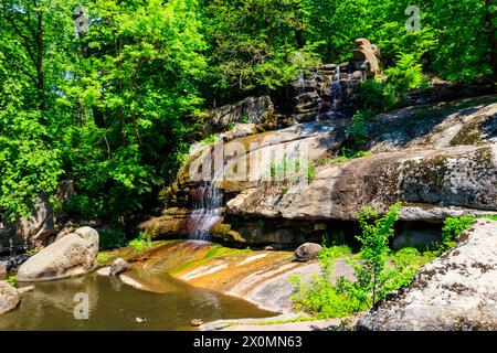 Belle cascade dans le parc Sofiyivka à Uman, Ukraine Banque D'Images