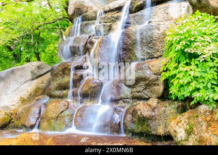 Belle cascade dans le parc Sofiyivka à Uman, Ukraine Banque D'Images