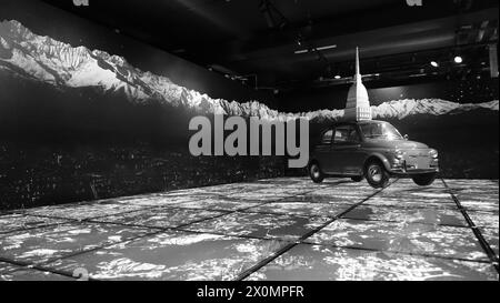 Turin, Italie - 20 juin 2021 : une voiture ancienne au centre du paysage de Turin au Musée de l'automobile de Turin. Banque D'Images