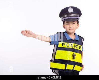 enfant habillé comme un officier de police debout devant fond blanc Banque D'Images