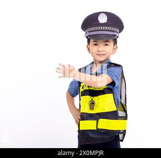 enfant habillé comme un officier de police debout devant fond blanc Banque D'Images